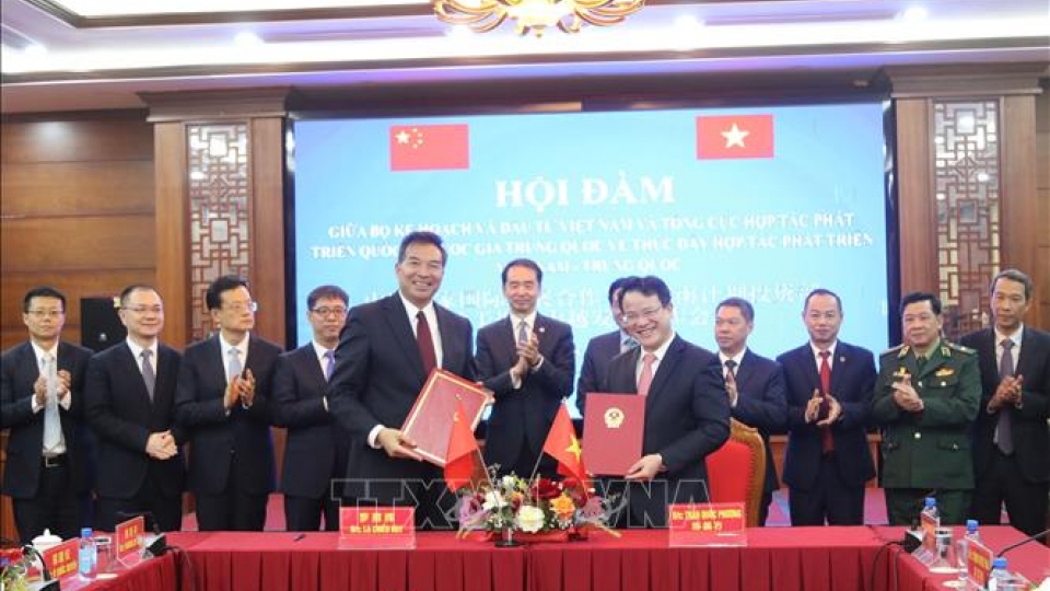 Vietnam and China to accelerate construction of pilot smart border gate